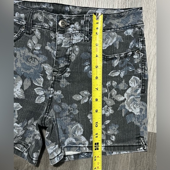 Faded Glory Floral Jean Shorts - Size Women’s 6 - Picture 3 of 8